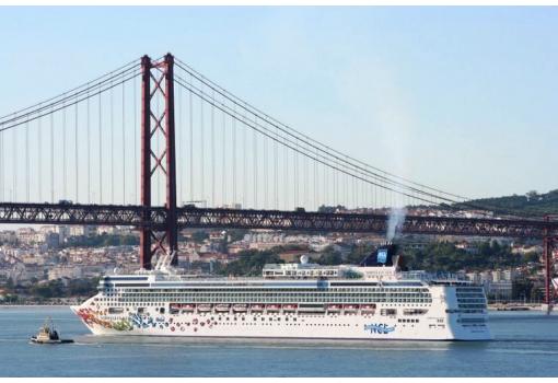 Pasando bajo el Puente de Lisboa